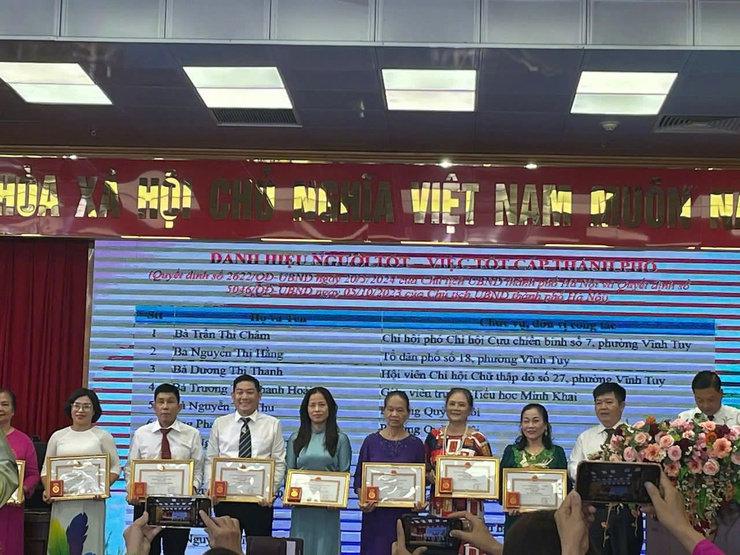 Người Đảng viên gương mẫu, người cán bộ cơ sở luôn được dân tin yêu.- Ảnh 3.