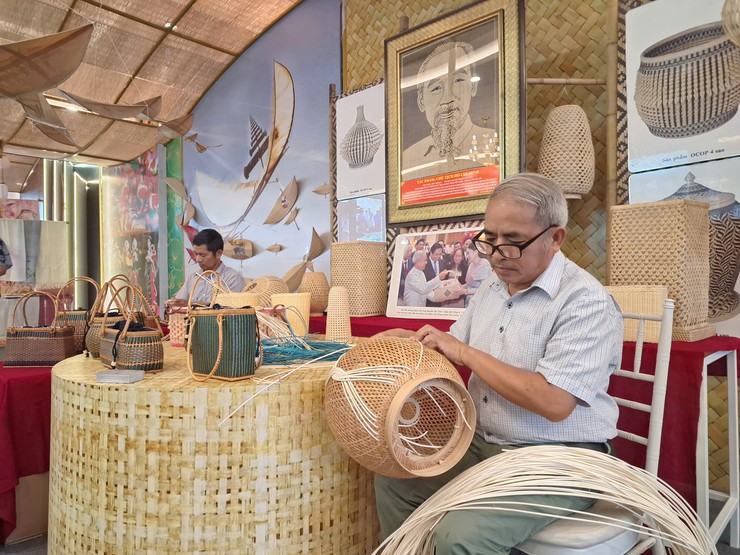 Gìn giữ nghề truyền thống tại làng nghề mây tre đan Phú Vinh- Ảnh 2.