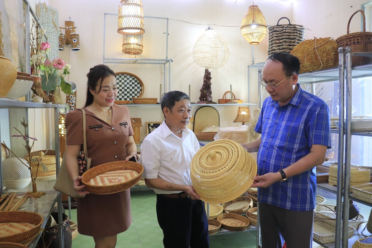 Gìn giữ nghề truyền thống tại làng nghề mây tre đan Phú Vinh- Ảnh 4.