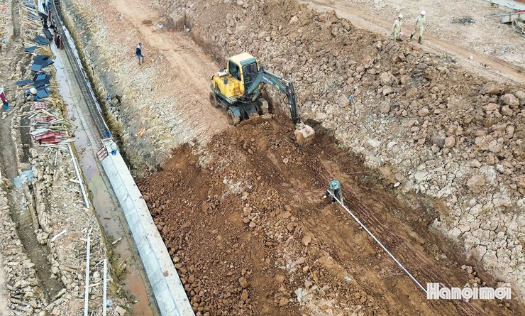 Đại công trường thi công hồ điều hòa  phường Long Biên- Ảnh 6.