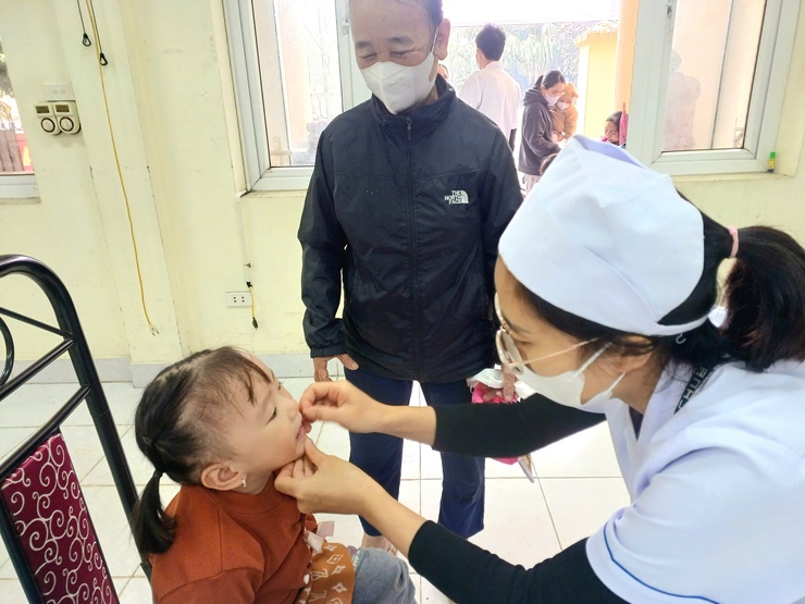 Trạm Y tế phường triển khai chiến dịch bổ sung Vitamin A đợt II/2025 - Ảnh 4.