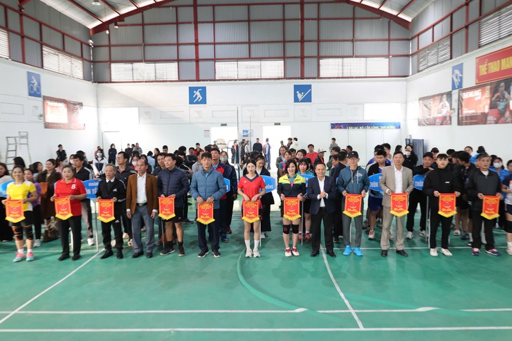 Trung tâm Văn hóa Thông tin và Thể thao xã Tiến Thắng khai mạc các môn thi đấu trong chương trình Đại hội Thể dục thể thao lần thứ I - năm 2025- Ảnh 2.