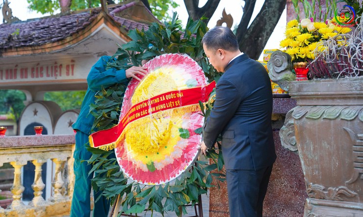 Đoàn lãnh đạo xã Quốc Oai dâng hoa, dâng hương viếng nghĩa trang liệt sĩ Sài Sơn nhân dịp Tết dương lịch 2026- Ảnh 1.