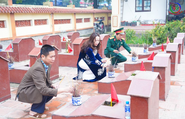 Đoàn lãnh đạo xã Quốc Oai dâng hoa, dâng hương viếng nghĩa trang liệt sĩ Sài Sơn nhân dịp Tết dương lịch 2026- Ảnh 13.