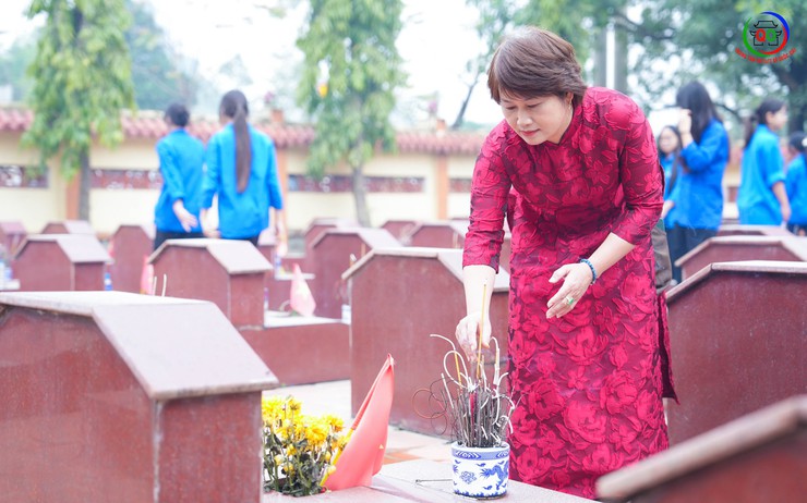 Đoàn lãnh đạo xã Quốc Oai dâng hoa, dâng hương viếng nghĩa trang liệt sĩ Sài Sơn nhân dịp Tết dương lịch 2026- Ảnh 14.