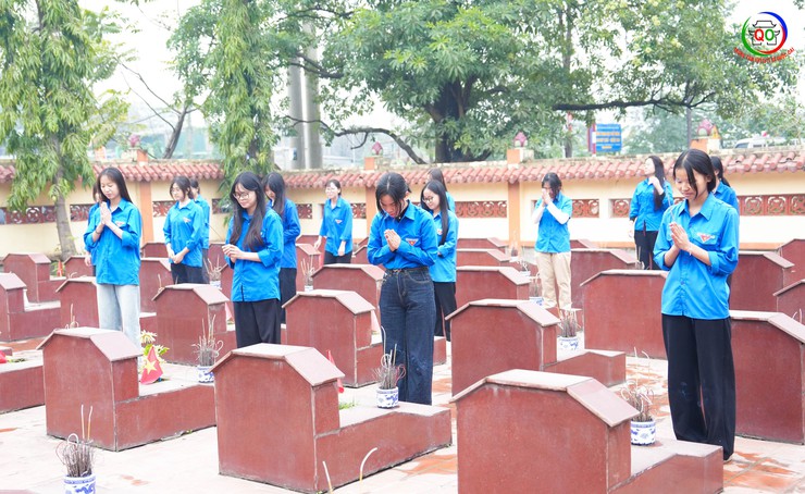 Đoàn lãnh đạo xã Quốc Oai dâng hoa, dâng hương viếng nghĩa trang liệt sĩ Sài Sơn nhân dịp Tết dương lịch 2026- Ảnh 15.