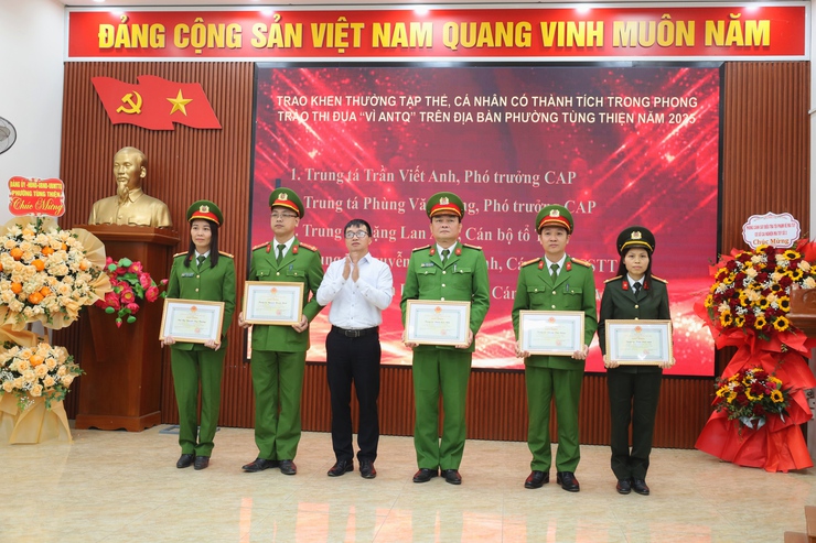 Công an phường Tùng Thiện tổng kết công tác công an năm 2025, triển khai nhiệm vụ năm 2026- Ảnh 4.