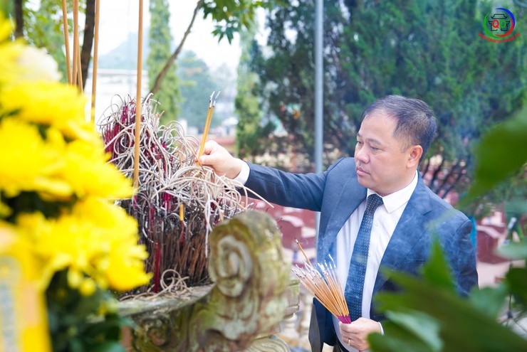 Đoàn lãnh đạo xã Quốc Oai dâng hoa, dâng hương viếng nghĩa trang liệt sĩ Sài Sơn nhân dịp Tết dương lịch 2026- Ảnh 2.
