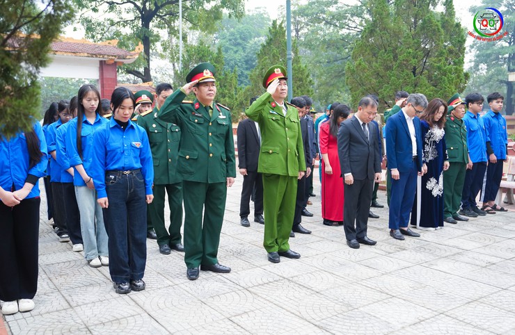 Đoàn lãnh đạo xã Quốc Oai dâng hoa, dâng hương viếng nghĩa trang liệt sĩ Sài Sơn nhân dịp Tết dương lịch 2026- Ảnh 3.