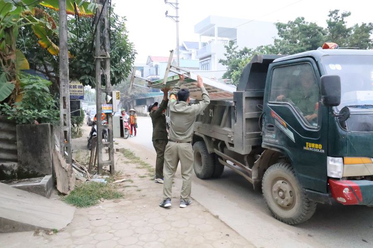 Xã Xuân Mai triển khai đợt cao điểm giải tỏa vi phạm trật tự đô thị, chợ cóc, chợ tạm- Ảnh 4.