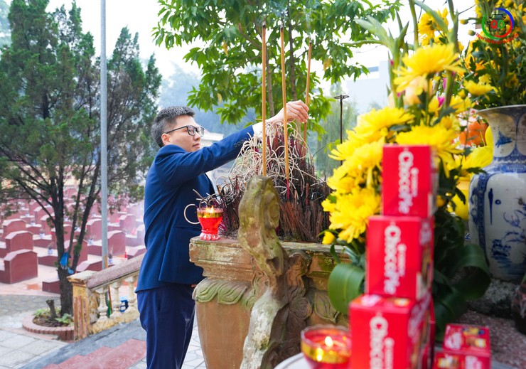 Đoàn lãnh đạo xã Quốc Oai dâng hoa, dâng hương viếng nghĩa trang liệt sĩ Sài Sơn nhân dịp Tết dương lịch 2026- Ảnh 4.