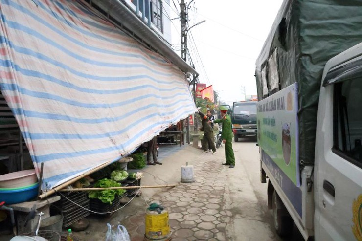 Xã Xuân Mai triển khai đợt cao điểm giải tỏa vi phạm trật tự đô thị, chợ cóc, chợ tạm- Ảnh 8.