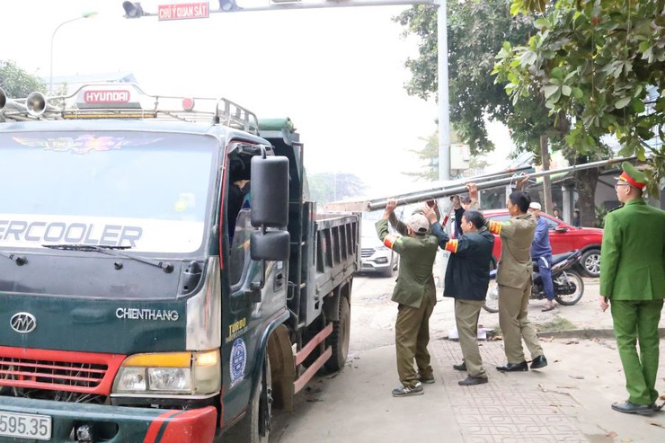 Xã Xuân Mai triển khai đợt cao điểm giải tỏa vi phạm trật tự đô thị, chợ cóc, chợ tạm- Ảnh 3.