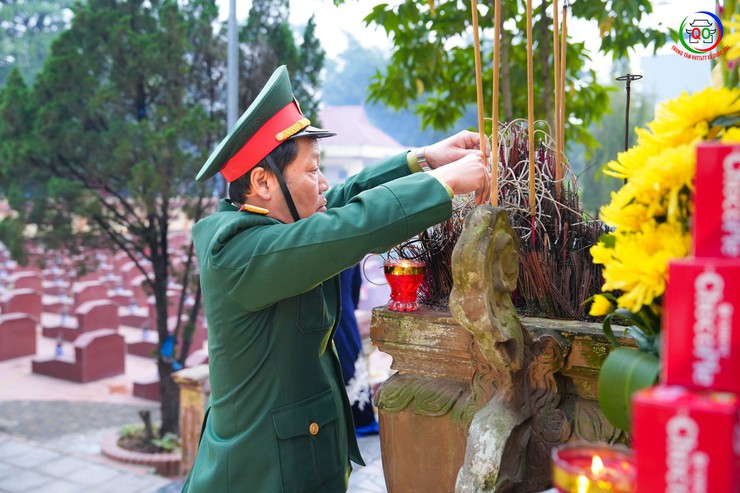 Đoàn lãnh đạo xã Quốc Oai dâng hoa, dâng hương viếng nghĩa trang liệt sĩ Sài Sơn nhân dịp Tết dương lịch 2026- Ảnh 6.