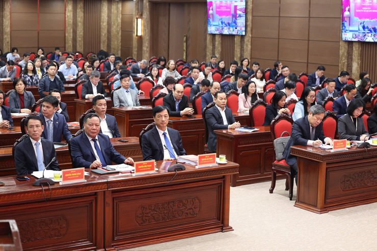 ĐẢNG ỦY PHƯỜNG LÁNG THAM DỰ HỘI NGHỊ TRỰC TUYẾN TỔNG KẾT CÔNG TÁC NĂM 2025 CỦA THÀNH PHỐ HÀ NỘI- Ảnh 1.