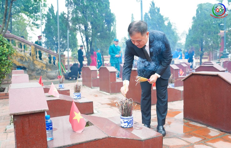 Đoàn lãnh đạo xã Quốc Oai dâng hoa, dâng hương viếng nghĩa trang liệt sĩ Sài Sơn nhân dịp Tết dương lịch 2026- Ảnh 8.