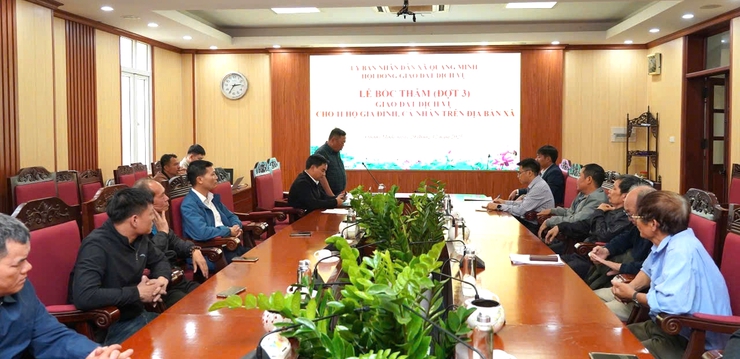 Xã Quang Minh tổ chức giao đất dịch vụ lần 3 cho 11 hộ dân đủ điều kiện- Ảnh 1.