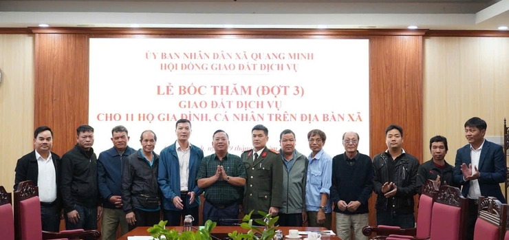 Xã Quang Minh tổ chức giao đất dịch vụ lần 3 cho 11 hộ dân đủ điều kiện- Ảnh 3.