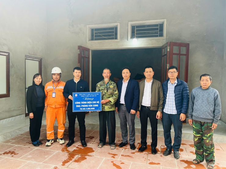 CÔNG TY ĐIỆN LỰC SƠN TÂY HỖ TRỢ GIA ĐÌNH ÔNG PHÙNG VĂN SONG LẮP ĐIỆN TÁCH CÔNG TƠ MIỄN PHÍ- Ảnh 1.