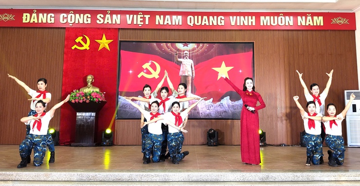 Xã Đoài Phương: Trên 100 tập thể, cá nhân được khen thưởng

- Ảnh 2.