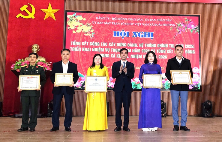 Xã Đoài Phương: Trên 100 tập thể, cá nhân được khen thưởng

- Ảnh 3.