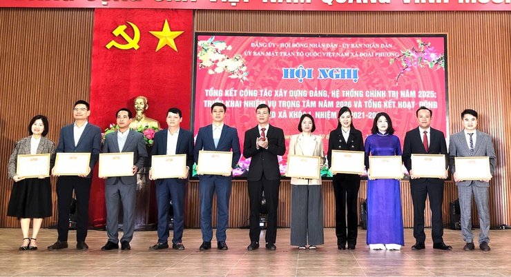 Xã Đoài Phương: Trên 100 tập thể, cá nhân được khen thưởng

- Ảnh 5.