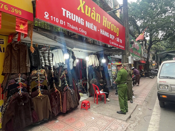 PHƯỜNG GIẢNG VÕ QUYẾT LIỆT GIẢI QUYẾT ĐIỂM NGHẼN "TRẬT TỰ ĐÔ THỊ" – TRẢ LẠI VỈA HÈ XANH, SẠCH, ĐẸP- Ảnh 1.