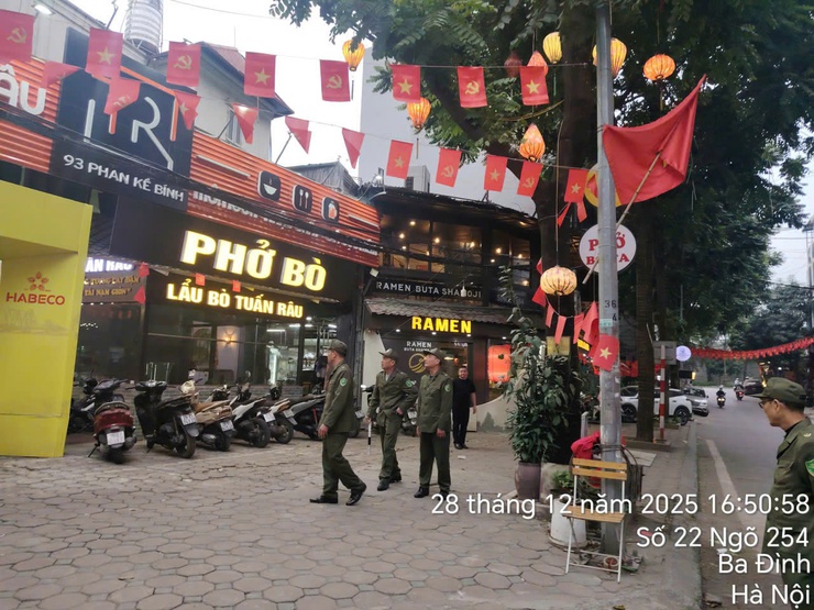 PHƯỜNG GIẢNG VÕ QUYẾT LIỆT GIẢI QUYẾT ĐIỂM NGHẼN "TRẬT TỰ ĐÔ THỊ" – TRẢ LẠI VỈA HÈ XANH, SẠCH, ĐẸP- Ảnh 7.