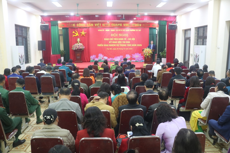 Phường Tây Mỗ giao chỉ tiêu Kinh tế - Xã hội, ký giao ước thi đua và triển khai nhiệm vụ trọng tâm năm 2026 và tổng kết công tác thi đua năm 2025
- Ảnh 1.