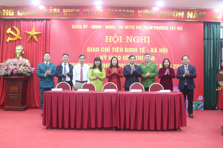 Phường Tây Mỗ giao chỉ tiêu Kinh tế - Xã hội, ký giao ước thi đua và triển khai nhiệm vụ trọng tâm năm 2026 và tổng kết công tác thi đua năm 2025
- Ảnh 6.