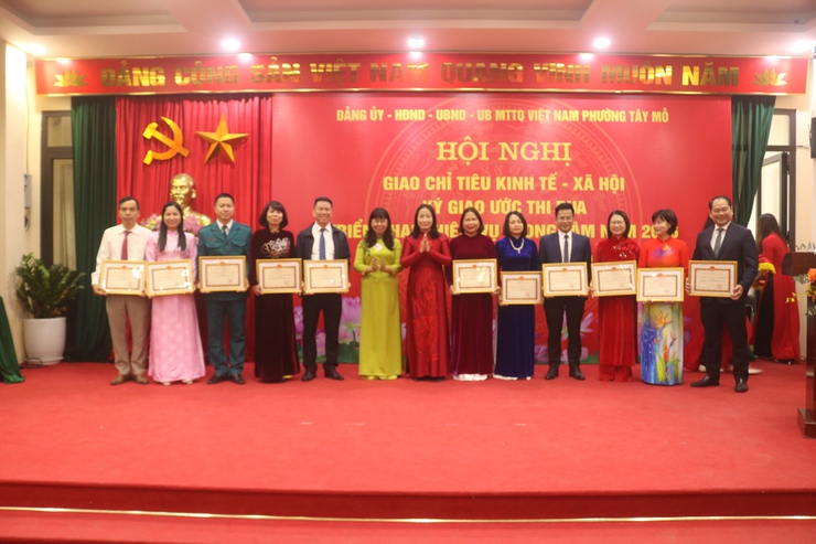 Phường Tây Mỗ giao chỉ tiêu Kinh tế - Xã hội, ký giao ước thi đua và triển khai nhiệm vụ trọng tâm năm 2026 và tổng kết công tác thi đua năm 2025
- Ảnh 7.