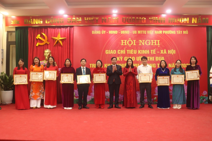 Phường Tây Mỗ giao chỉ tiêu Kinh tế - Xã hội, ký giao ước thi đua và triển khai nhiệm vụ trọng tâm năm 2026 và tổng kết công tác thi đua năm 2025
- Ảnh 8.