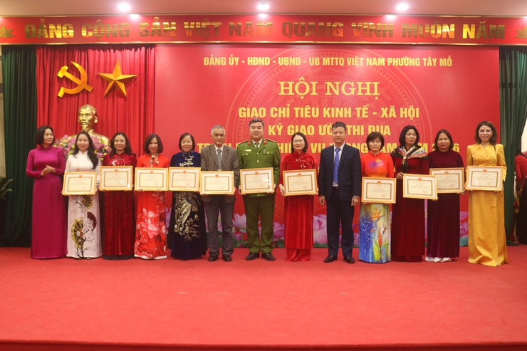 Phường Tây Mỗ giao chỉ tiêu Kinh tế - Xã hội, ký giao ước thi đua và triển khai nhiệm vụ trọng tâm năm 2026 và tổng kết công tác thi đua năm 2025
- Ảnh 9.