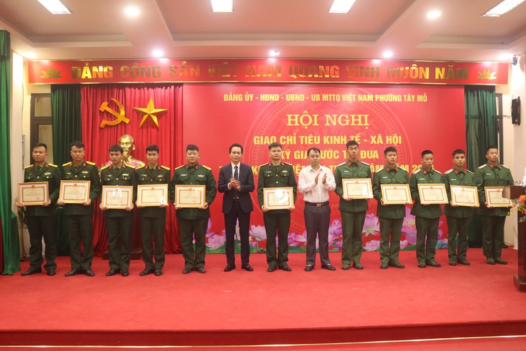 Phường Tây Mỗ giao chỉ tiêu Kinh tế - Xã hội, ký giao ước thi đua và triển khai nhiệm vụ trọng tâm năm 2026 và tổng kết công tác thi đua năm 2025
- Ảnh 10.