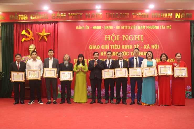 Phường Tây Mỗ giao chỉ tiêu Kinh tế - Xã hội, ký giao ước thi đua và triển khai nhiệm vụ trọng tâm năm 2026 và tổng kết công tác thi đua năm 2025
- Ảnh 11.