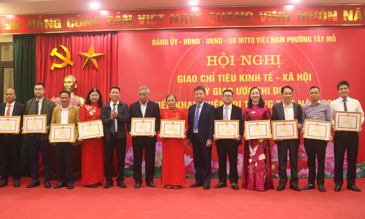 Phường Tây Mỗ giao chỉ tiêu Kinh tế - Xã hội, ký giao ước thi đua và triển khai nhiệm vụ trọng tâm năm 2026 và tổng kết công tác thi đua năm 2025
- Ảnh 12.