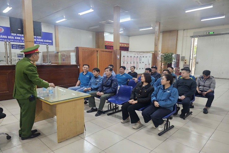 Tuyên truyền, tập huấn nghiệp vụ phòng cháy và thực tập phương án CC&CNCH tại Trung tâm Logistic Gia Lâm – Công ty TNHH dịch vụ kho vận ALS, địa chỉ số: 200/8 Nguyễn Sơn, Bồ Đề, Hà Nội.- Ảnh 1.