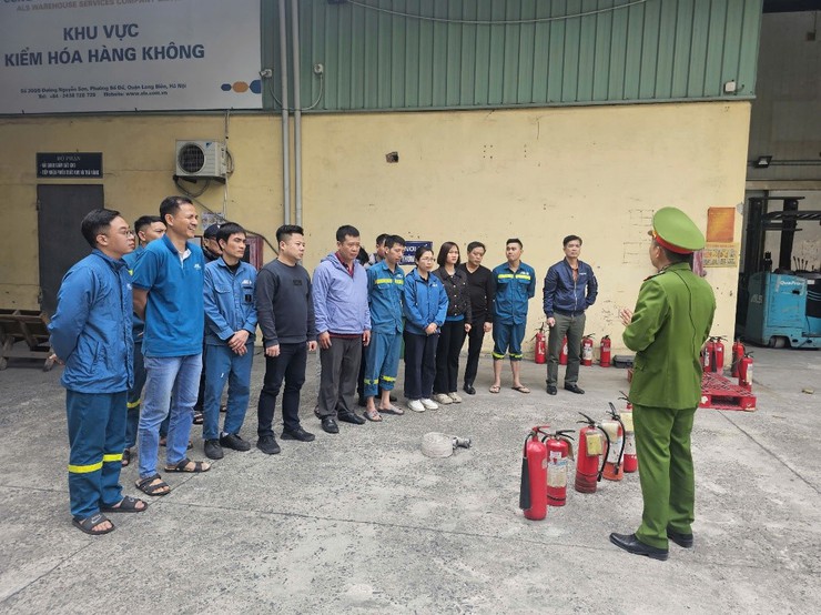 Tuyên truyền, tập huấn nghiệp vụ phòng cháy và thực tập phương án CC&CNCH tại Trung tâm Logistic Gia Lâm – Công ty TNHH dịch vụ kho vận ALS, địa chỉ số: 200/8 Nguyễn Sơn, Bồ Đề, Hà Nội.- Ảnh 2.