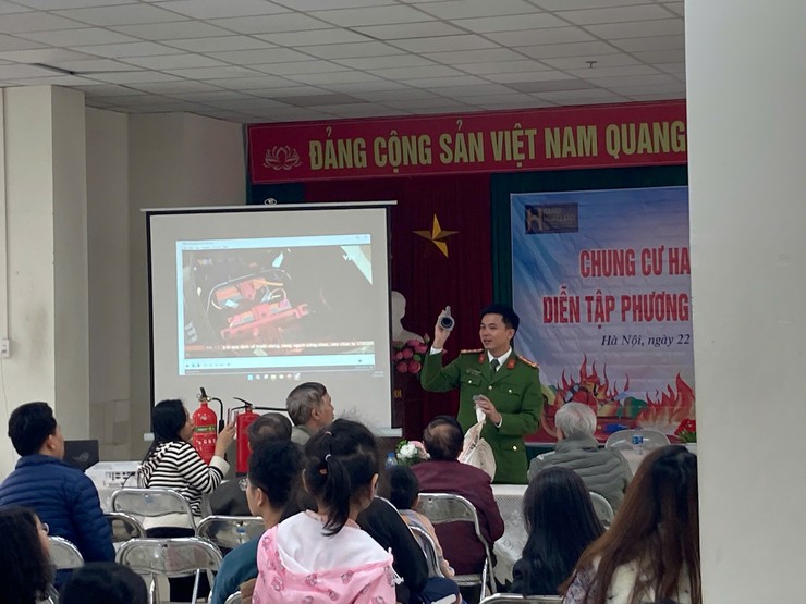 Đội CC&CHCN khu vực số 18 phối hợp với UBND phường Bồ Đề tổ chức tuyên truyền, hướng dẫn kỹ năng PCCC cho các chung cư trên địa bàn phường Bồ Đề- Ảnh 1.