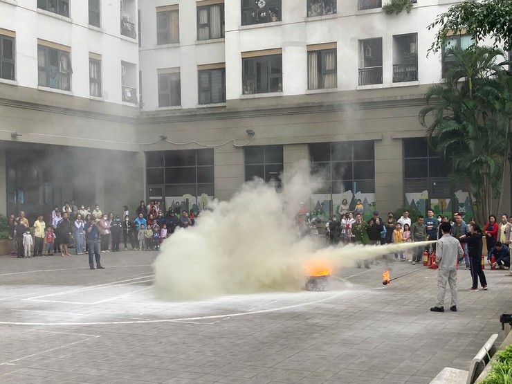 Đội CC&CHCN khu vực số 18 phối hợp với UBND phường Bồ Đề tổ chức tuyên truyền, hướng dẫn kỹ năng PCCC cho các chung cư trên địa bàn phường Bồ Đề- Ảnh 4.