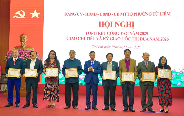 Phường Từ Liêm tổng kết công tác năm 2025, triển khai nhiệm vụ và giao chỉ tiêu năm 2026

- Ảnh 10.
