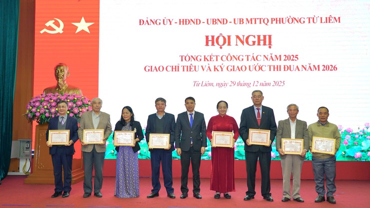 Phường Từ Liêm tổng kết công tác năm 2025, triển khai nhiệm vụ và giao chỉ tiêu năm 2026

- Ảnh 11.