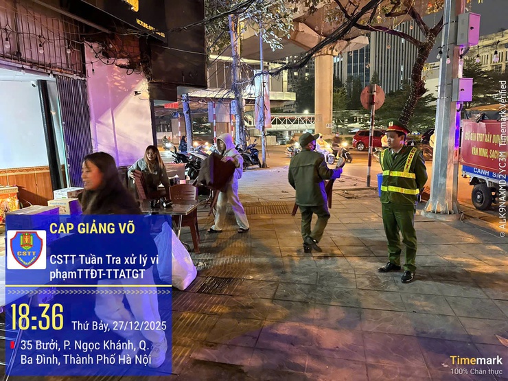 PHƯỜNG GIẢNG VÕ QUYẾT LIỆT GIẢI QUYẾT ĐIỂM NGHẼN "TRẬT TỰ ĐÔ THỊ" – TRẢ LẠI VỈA HÈ XANH, SẠCH, ĐẸP- Ảnh 5.