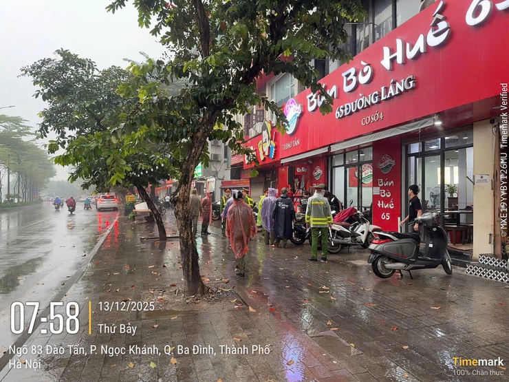 PHƯỜNG GIẢNG VÕ QUYẾT LIỆT GIẢI QUYẾT ĐIỂM NGHẼN "TRẬT TỰ ĐÔ THỊ" – TRẢ LẠI VỈA HÈ XANH, SẠCH, ĐẸP- Ảnh 3.