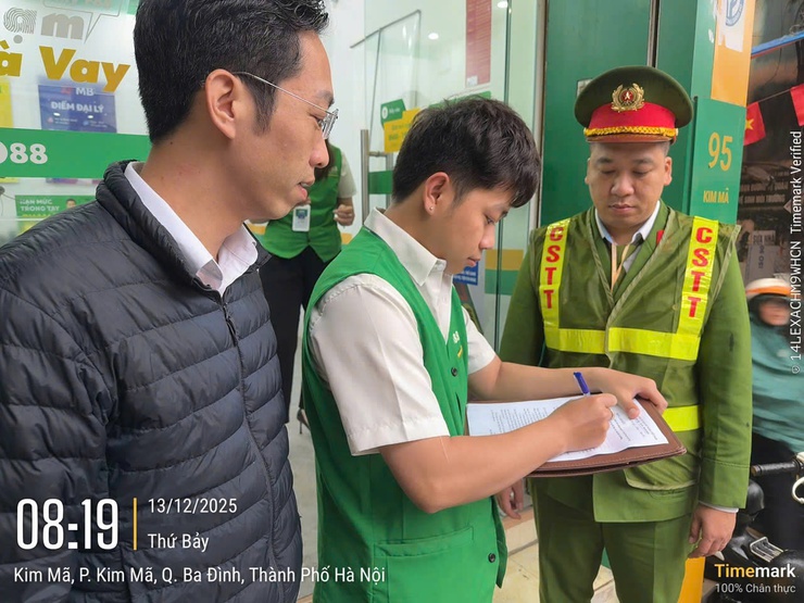 PHƯỜNG GIẢNG VÕ QUYẾT LIỆT GIẢI QUYẾT ĐIỂM NGHẼN "TRẬT TỰ ĐÔ THỊ" – TRẢ LẠI VỈA HÈ XANH, SẠCH, ĐẸP- Ảnh 2.