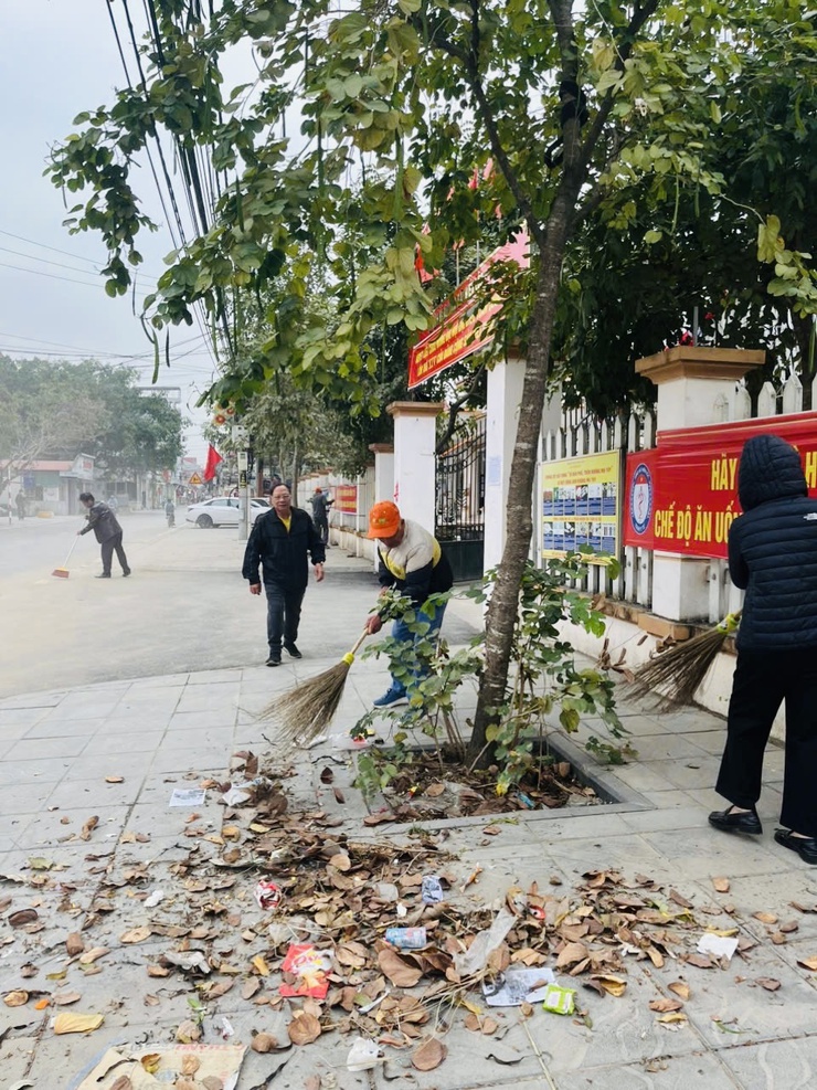 14/14 thôn trên địa bàn xã Thiên Lộc ra quân tổng vệ sinh môi trường&nbsp;hưởng ứng Cuộc thi xã, phường "Sáng – Xanh – Sạch – Đẹp" thành phố Hà Nội năm 2025- Ảnh 4.