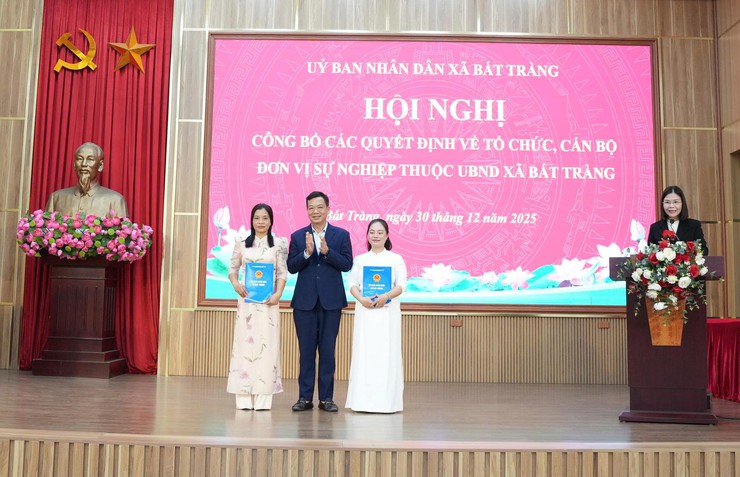 Hội nghị công bố các quyết định tổ chức, cán bộ đơn vị sự nghiệp thuộc UBND xã Bát Tràng- Ảnh 4.