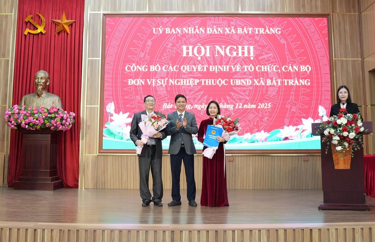 Hội nghị công bố các quyết định tổ chức, cán bộ đơn vị sự nghiệp thuộc UBND xã Bát Tràng- Ảnh 2.