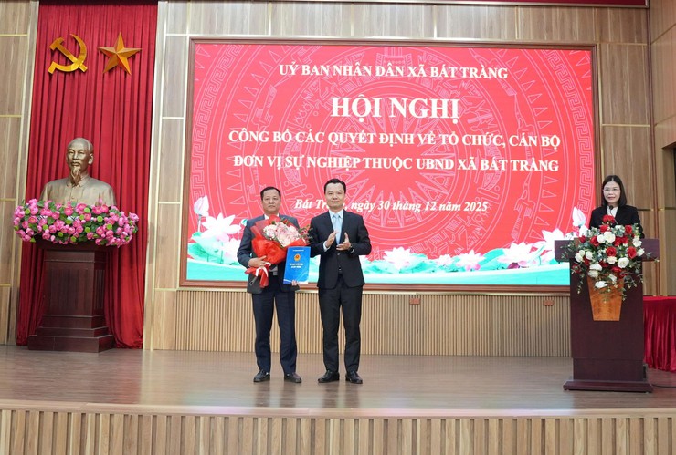 Hội nghị công bố các quyết định tổ chức, cán bộ đơn vị sự nghiệp thuộc UBND xã Bát Tràng- Ảnh 3.