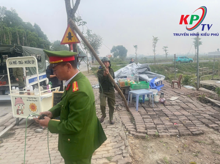 XÃ KIỀU PHÚ RA QUÂN XỬ LÝ CÁC ĐIỂM NGHẼN VỀ TRẬT TỰ ĐÔ THỊ- Ảnh 3.